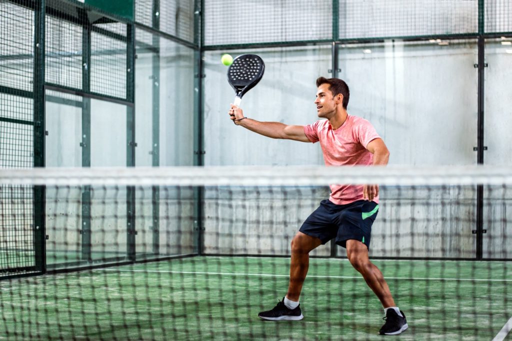 bermain di lapangan padel